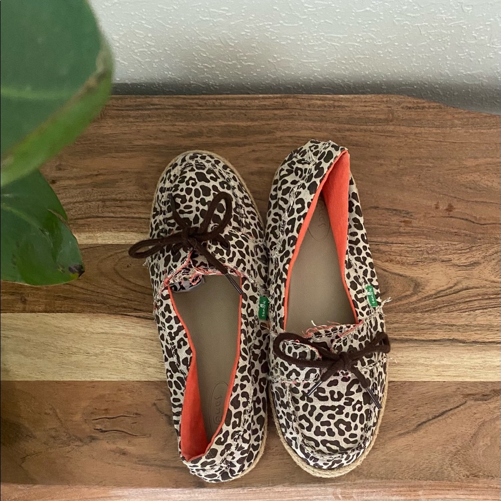 NWOT Sanuk Leopard Print Slip On Shoes